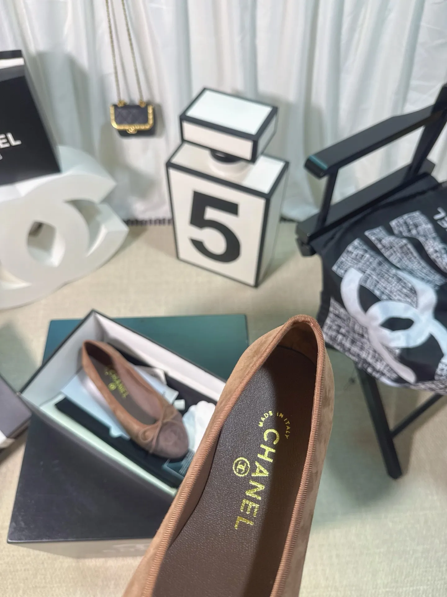 👟👟Ex-factory price 480👟👟 Generation * grade 25s Chanel fragrance is beautiful Maillard color back hollow Sling-back sandals flat/thick heel/high heel Sling-back came out in 1957, and then the two-tone design became a Chanel classic! Very suitable for spring and summer🩰 The two-color design is simple and exquisite, with a square toe and generous temperament. It visually lengthens the leg line. The color of the toe creates a sense of color difference. The back lace design is simple and elegant. It is a classic model that can be worn for hundreds of years. It is worth buying!! Upper: Customized metallic sheepskin. Inner pads: imported sheepskin. Heel height: ballet shoes. Sole: Italian A-grade genuine leather outsole. Size: 35-39 (34.40.41.42.43 is custom-made and non-returnable)